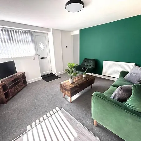 Private Basement In Bradford With Wifi And Parking Sleeps 2 By Purestay Holiday home