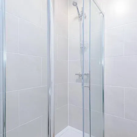 Holiday home Private Basement In With Wifi And Parking Sleeps 2 By Purestay Bradford (West Yorkshire)