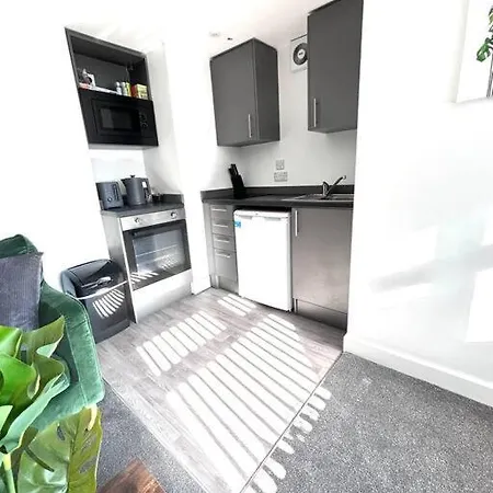 Holiday home Private Basement In With Wifi And Parking Sleeps 2 By Purestay Bradford (West Yorkshire)