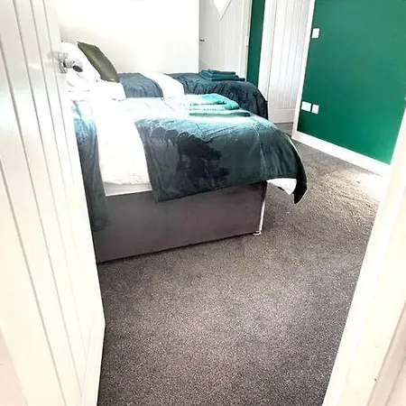 Holiday home Private Basement In With Wifi And Parking Sleeps 2 By Purestay Bradford (West Yorkshire)